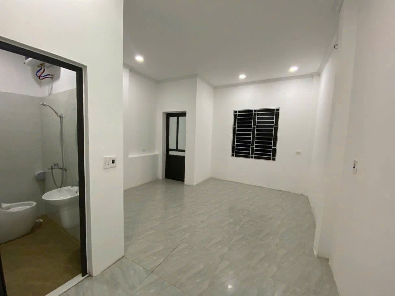 Bán nhà 2 tầng diện tích 50m2 | ngõ rộng xe bán tải vào, gần At Home Đông Hương, giá 2 tỷ xxx