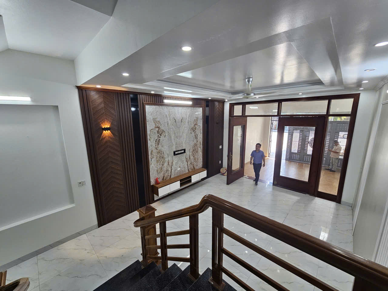 Bán nhà mặt phố Lý Nam Đế Đông Hương 100m2, 5 tầng, đường 28,5m giá 7,5 tỷ