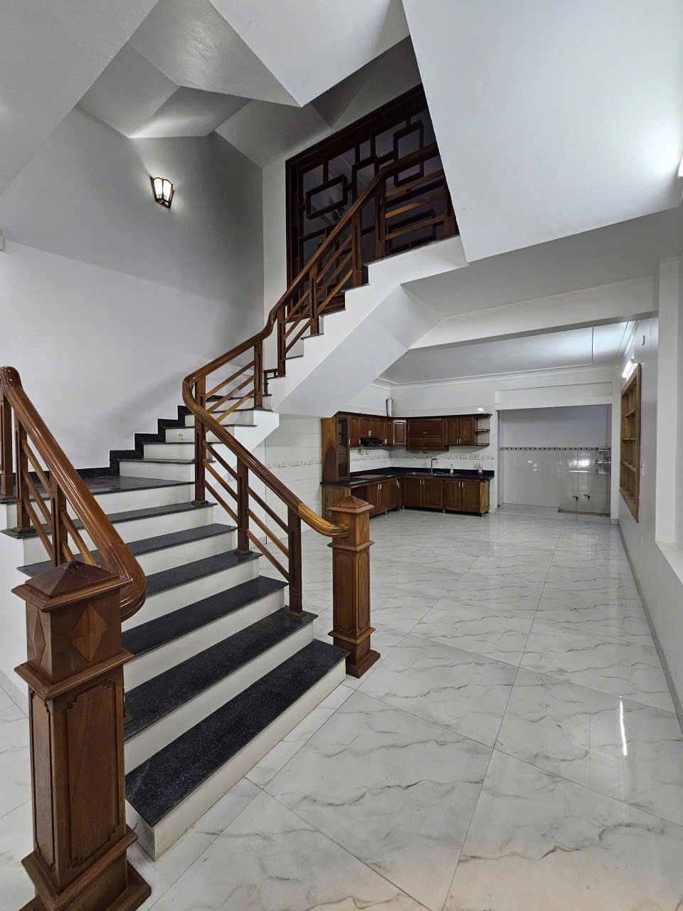 Bán nhà mặt phố Lý Nam Đế Đông Hương 100m2, 5 tầng, đường 28,5m giá 7,5 tỷ