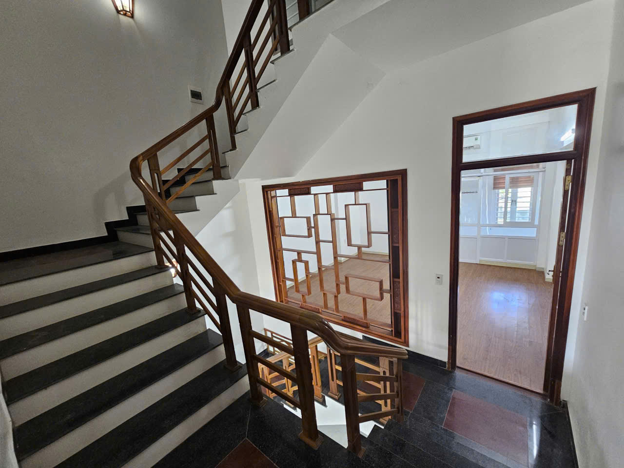 Bán nhà mặt phố Lý Nam Đế Đông Hương 100m2, 5 tầng, đường 28,5m giá 7,5 tỷ