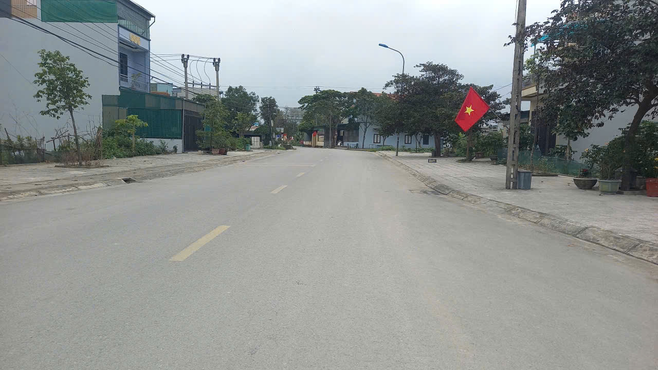 Đất trục chính Quảng Thịnh 100m² - mặt tiền 5m - đường 28m vỉa hè 7m - gần trường cấp 1,2 - giá 2,x tỷ