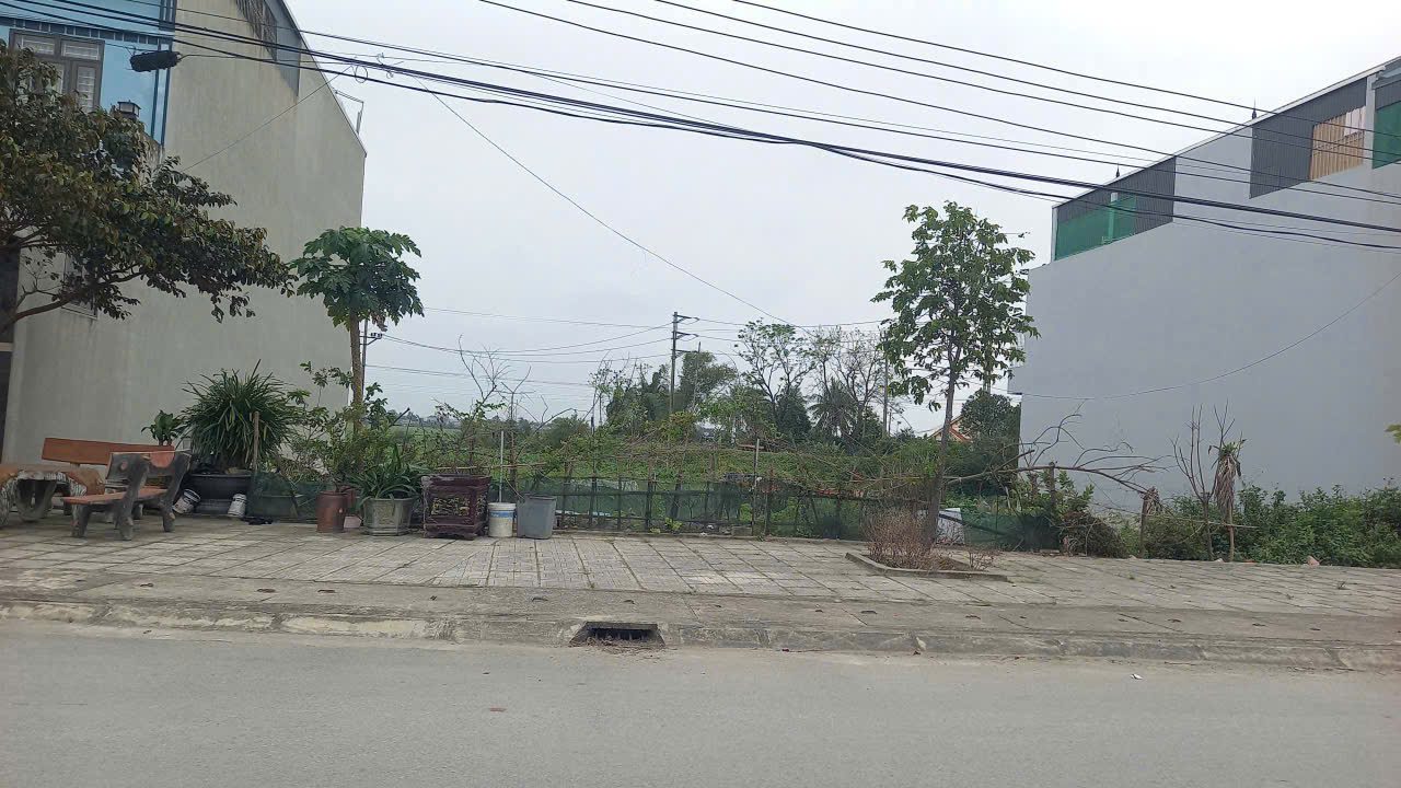 Đất trục chính Quảng Thịnh 100m² - mặt tiền 5m - đường 28m vỉa hè 7m - gần trường cấp 1,2 - giá 2,x tỷ
