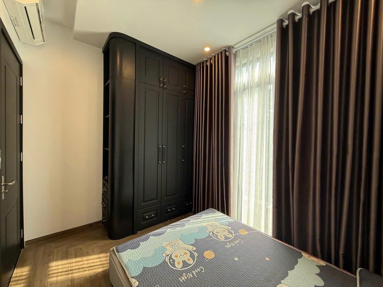 Bán nhà 4 tầng phường Hàm Rồng - mặt tiền 7,2m - đường 10m - kinh doanh cực tốt