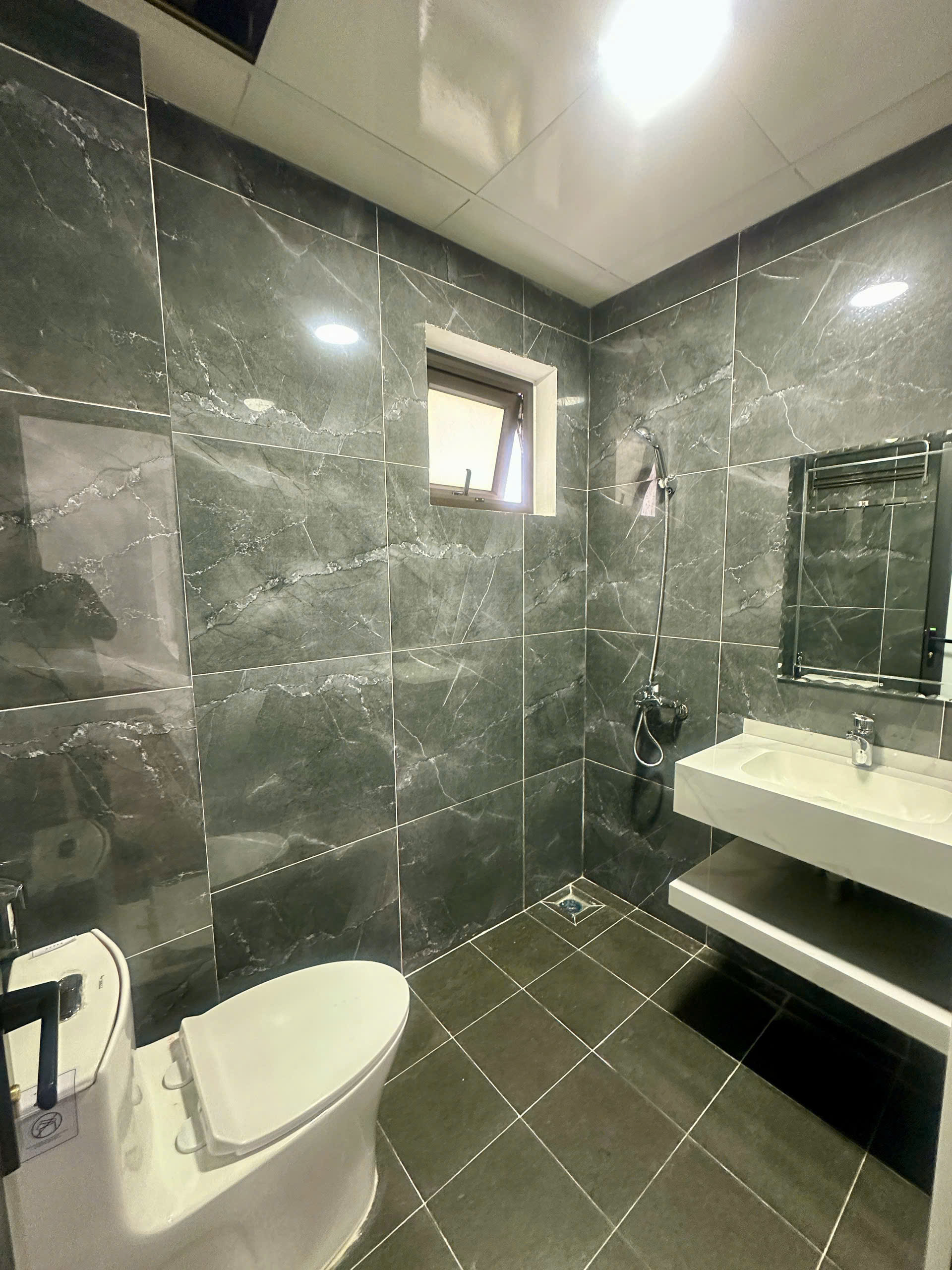 Nhà 3 tầng đầu ve Đức Hậu - gần 70m², mặt tiền 5.3m cực thoáng