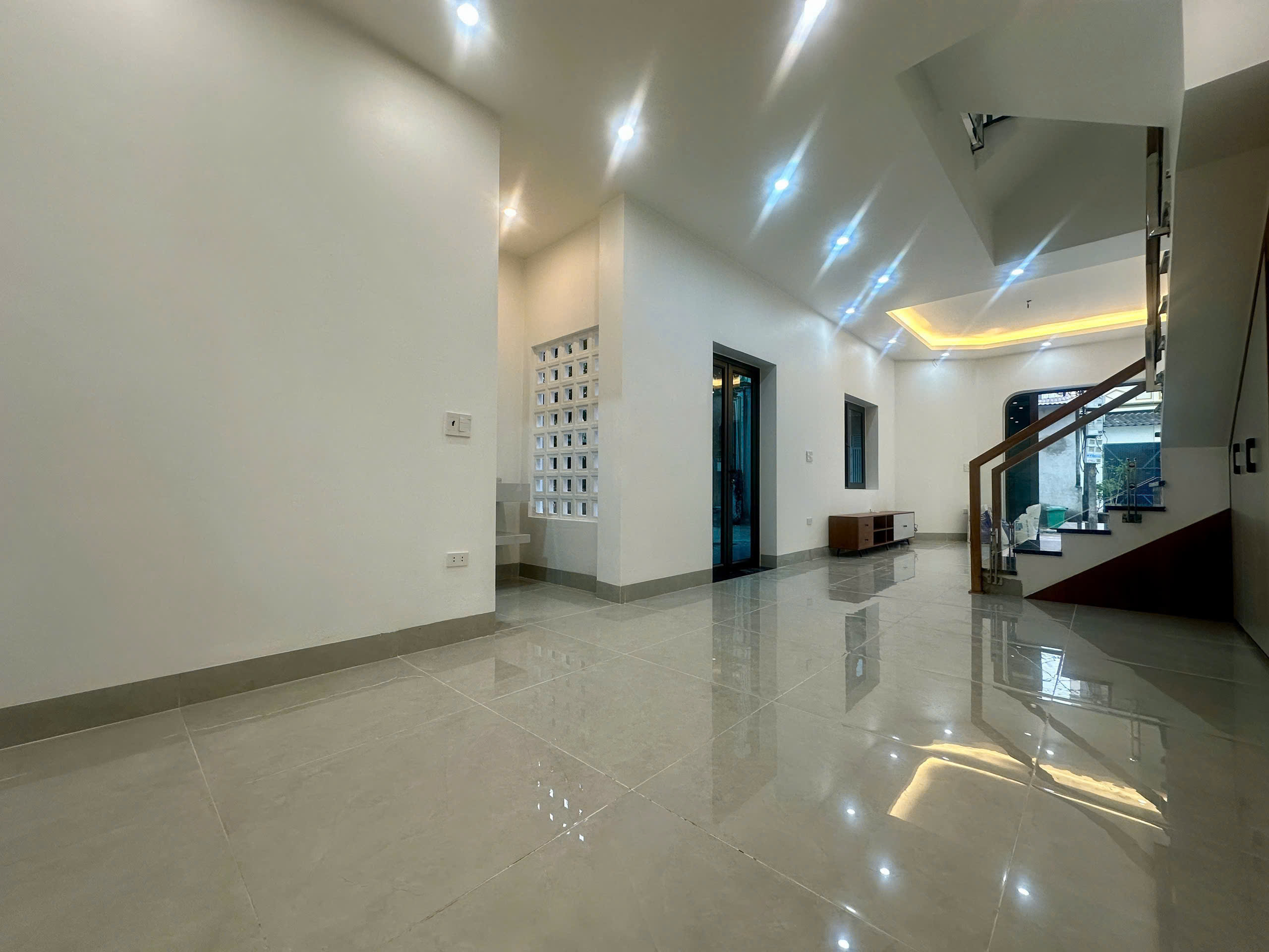 Nhà 3 tầng đầu ve Đức Hậu - gần 70m², mặt tiền 5.3m cực thoáng