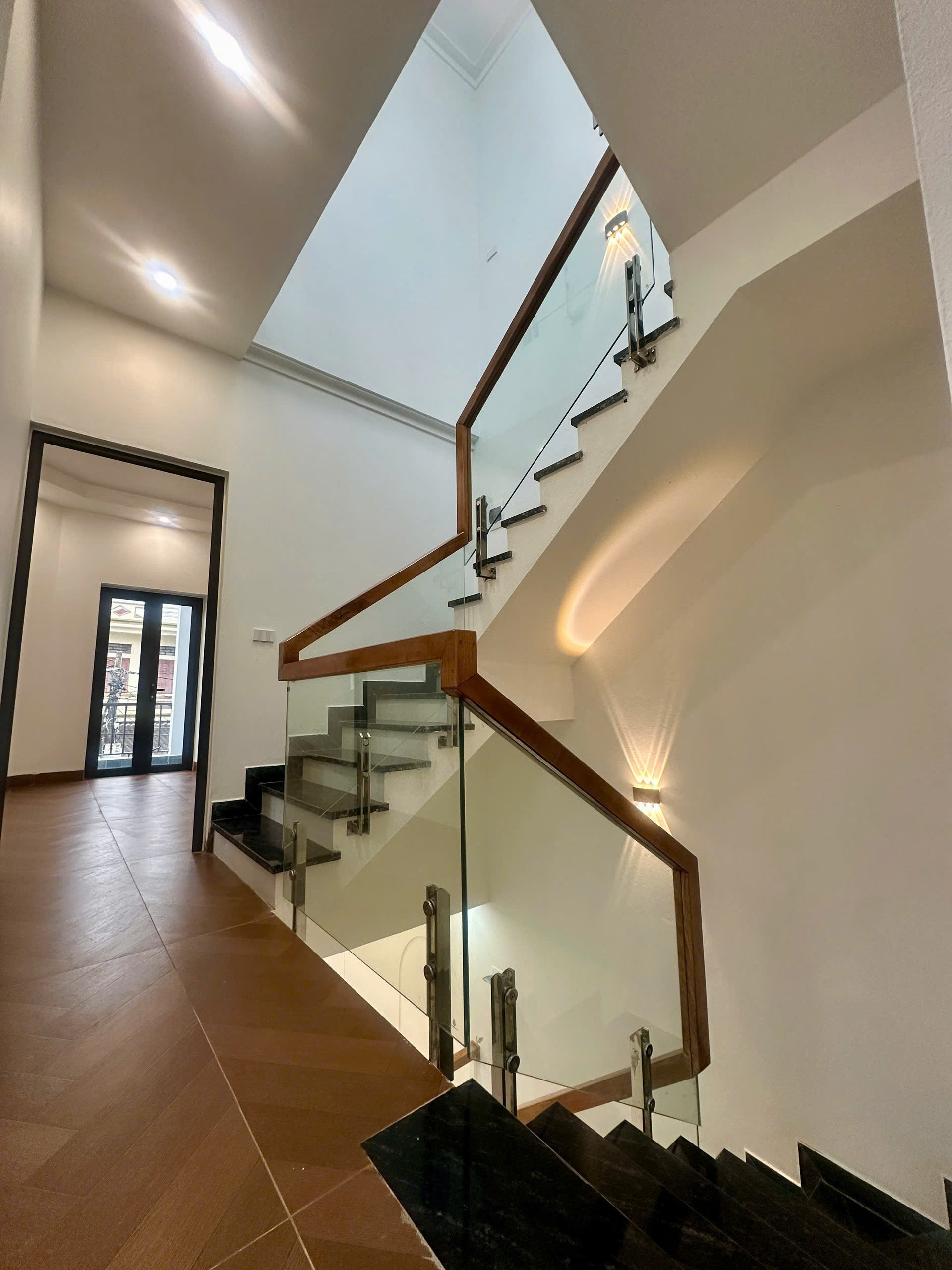 Nhà 3 tầng đầu ve Đức Hậu - gần 70m², mặt tiền 5.3m cực thoáng