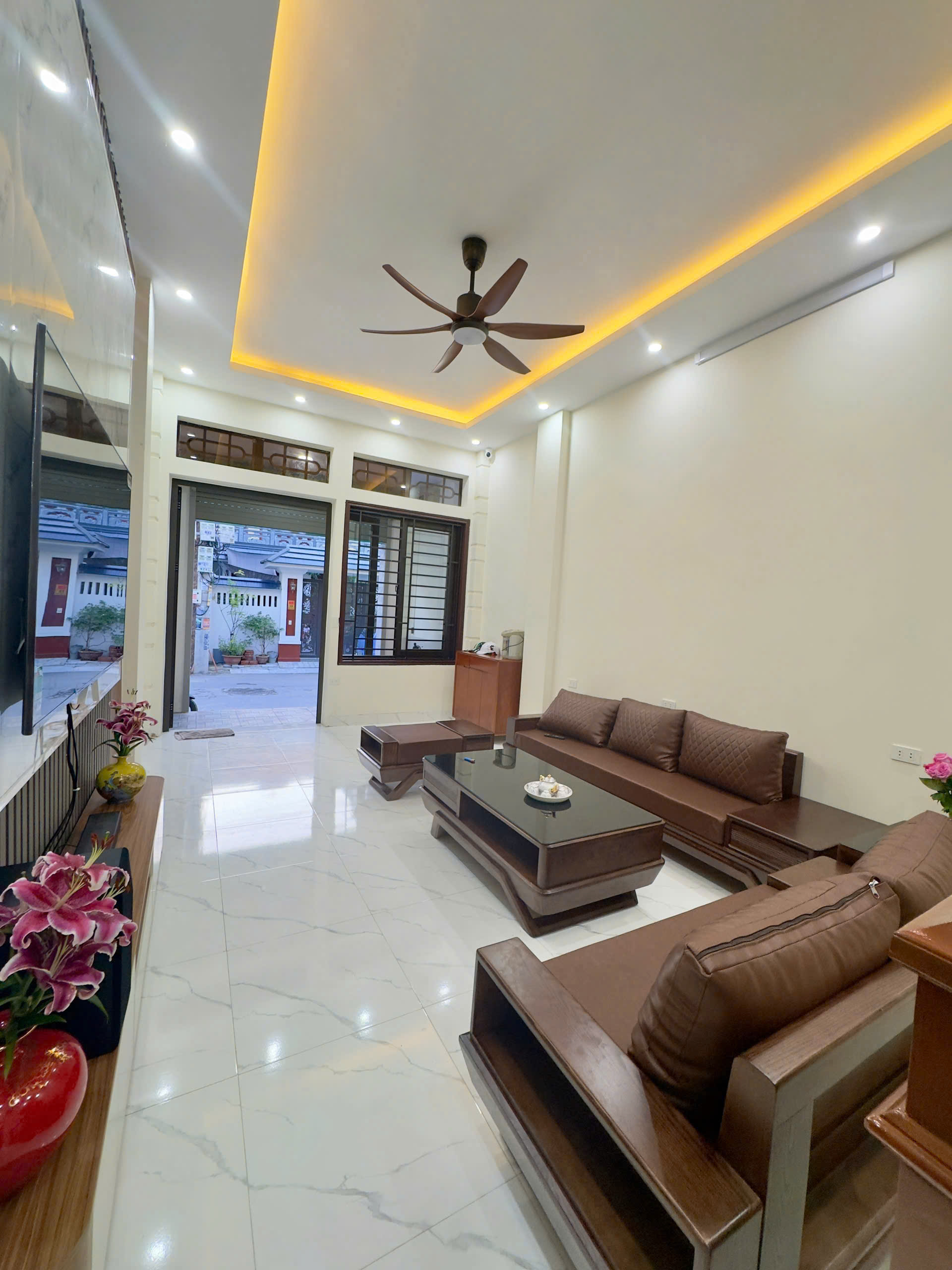 Nhà 3 tầng Đông Thọ tp Thanh Hóa - 75m2, mặt tiền 4m, gần chợ điện biên, ô tô tránh