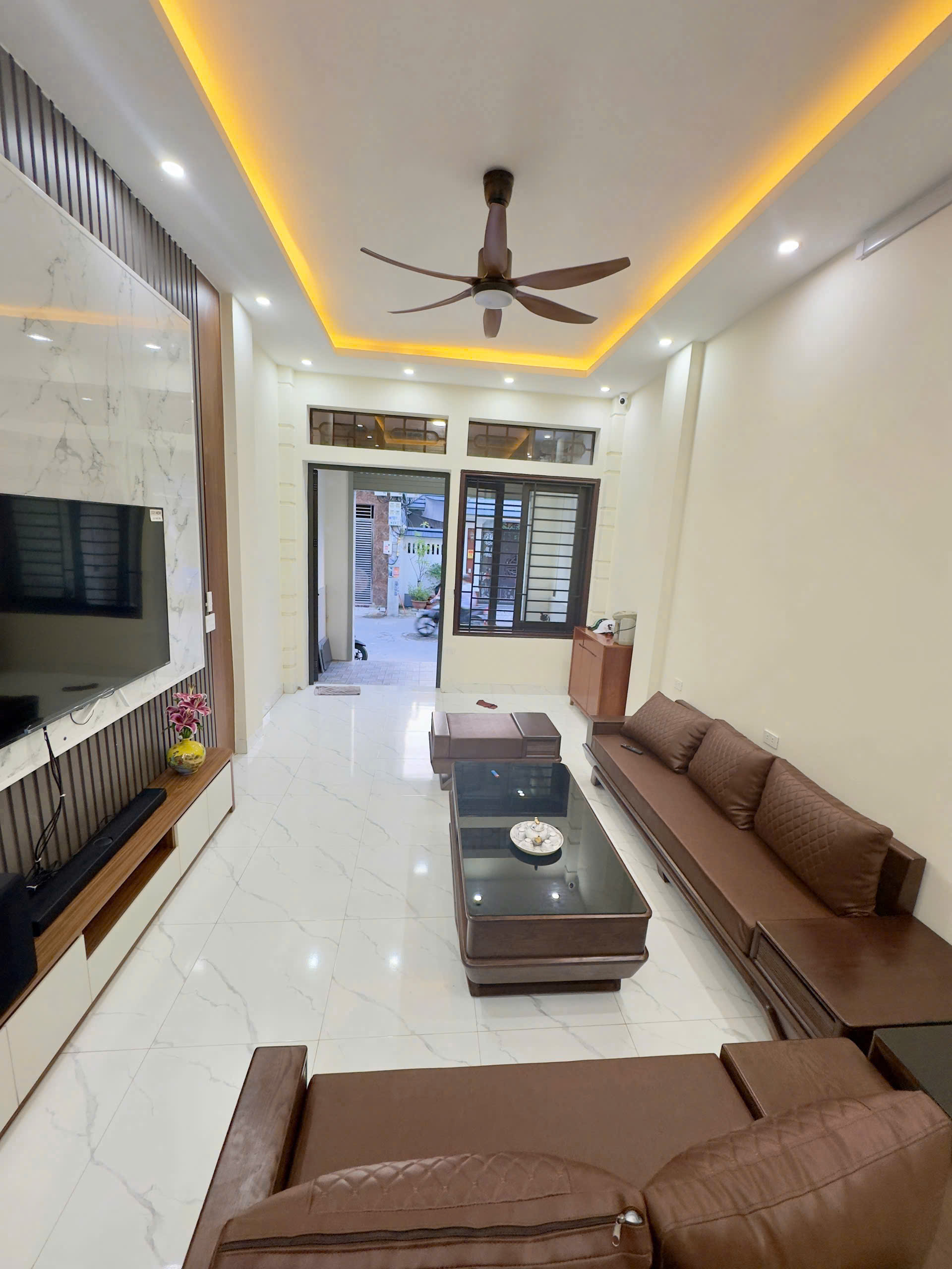 Nhà 3 tầng Đông Thọ tp Thanh Hóa - 75m2, mặt tiền 4m, gần chợ điện biên, ô tô tránh