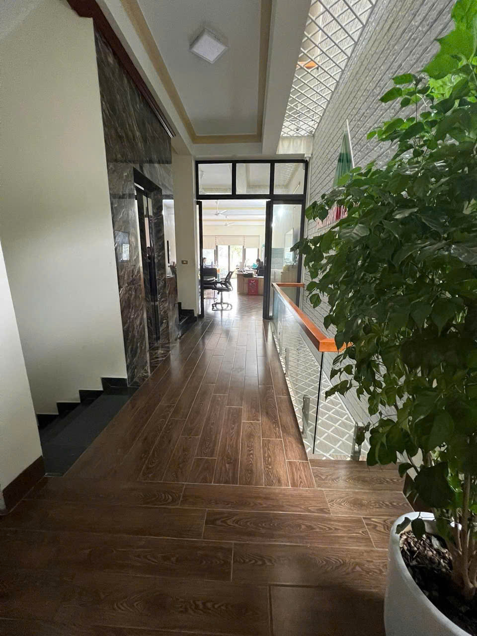 Nhà 5 tầng Lạc Long Quân 125m2 - mặt tiền 5m - có thang máy - đường 39m kinh doanh đỉnh cao