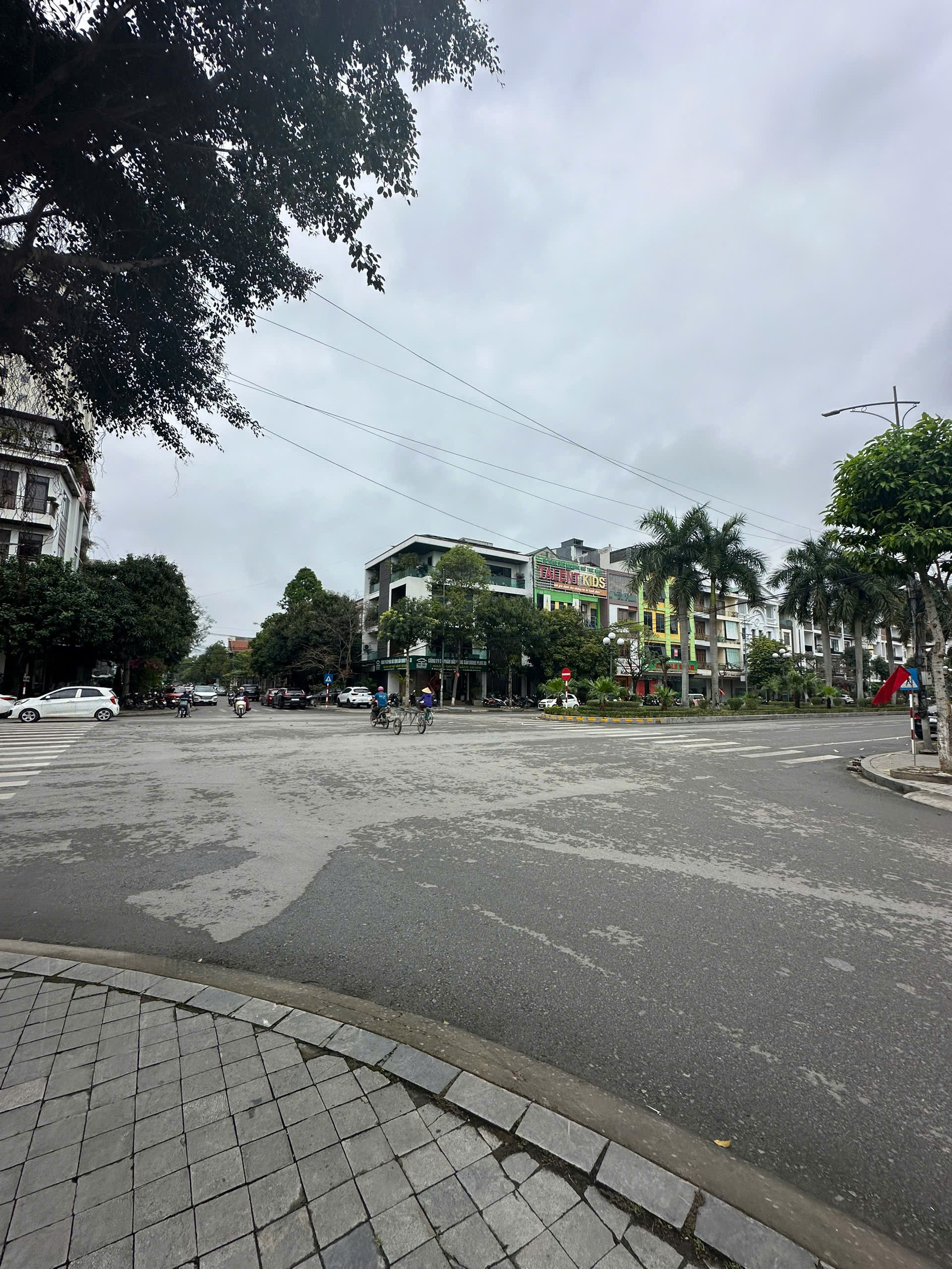 Nhà 5 tầng Lạc Long Quân 125m2 - mặt tiền 5m - có thang máy - đường 39m kinh doanh đỉnh cao