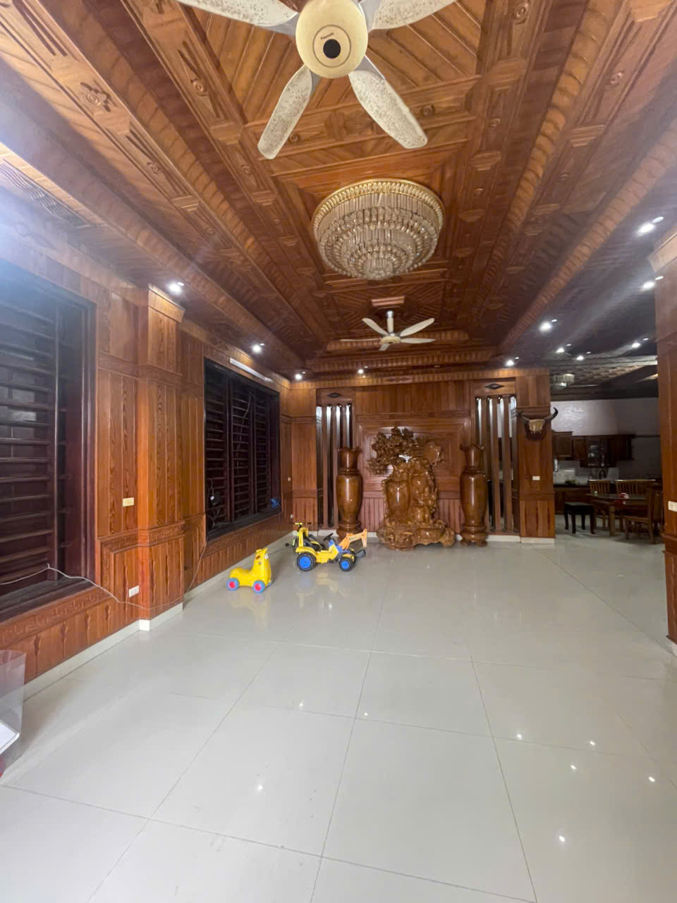 Bán biệt thự 3.5 tầng + khách sạn 23 phòng Quảng Châu Sầm Sơn - dt 495m2, lô góc 20x25m, giá 16,x tỷ