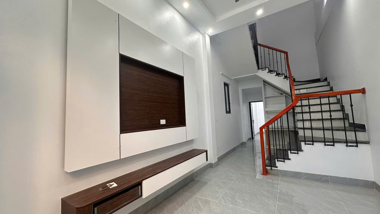 Nhà 3 tầng cốt lệch 40m2 gần hồ đội cung - phường Trường Thi | 3 phòng ngủ, hướng đông nam, giá nhỉnh 2 tỷ