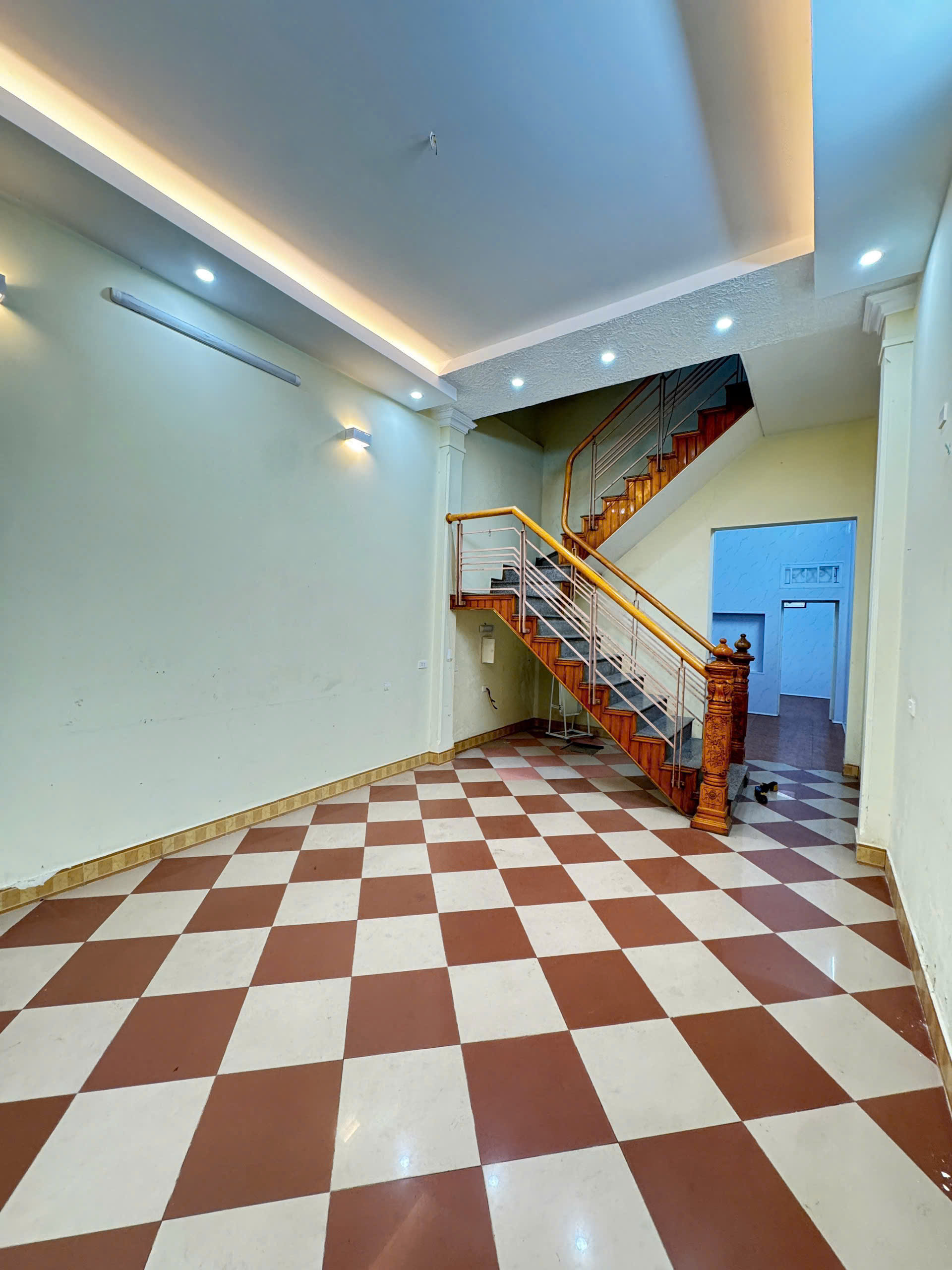 Nhà 2 tầng mặt đường nhựa - p. hạc thành, diện tích 63m², mặt tiền 4,2m, đường 6m ô tô tránh nhau