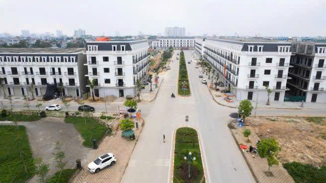 Bán nhà xây thô mb Hồ Sen - diện tích 90m² (5×18m) - sát đại lộ sép, view trực diện 4 tòa chung cư - giá 6.9 tỷ