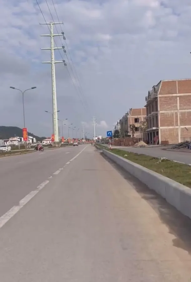 Bán 2 lô liền kề trục chính đường 39m Đông Tiến - dt 228m², mặt tiền 12m, hướng đông bắc, giá 6,8 tỷ