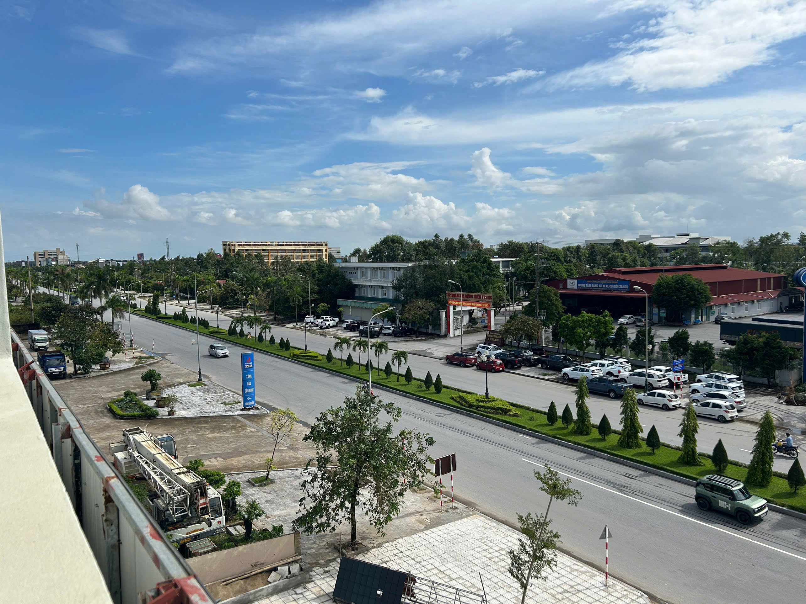 Cho thuê tầng 4,5 toàn nhà ngay ngã 4, 2 mặt tiền