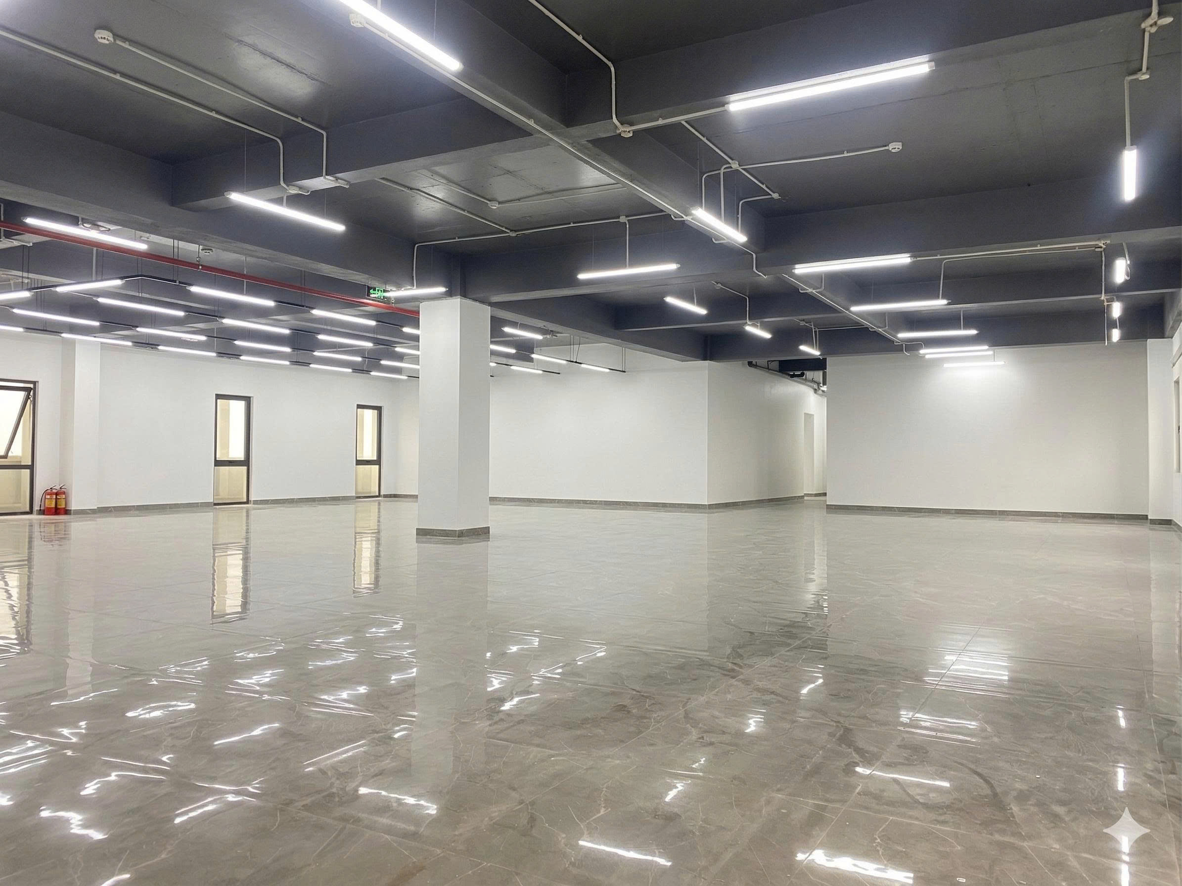 Cho thuê tầng 4,5 toàn nhà ngay ngã 4, 2 mặt tiền