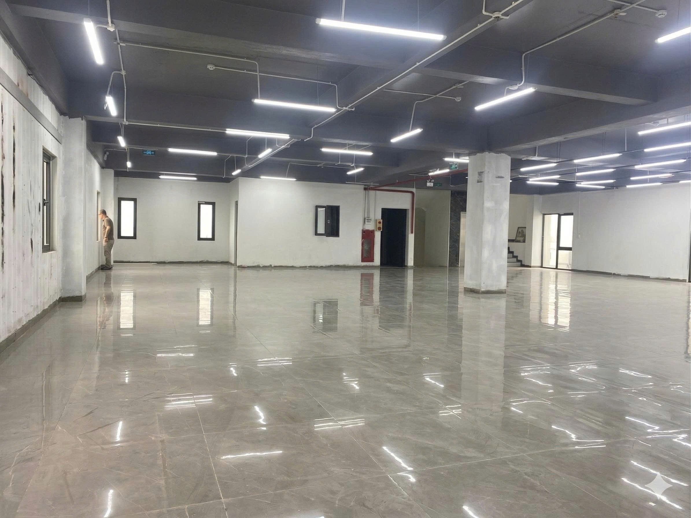 Cho thuê tầng 4,5 toàn nhà ngay ngã 4, 2 mặt tiền