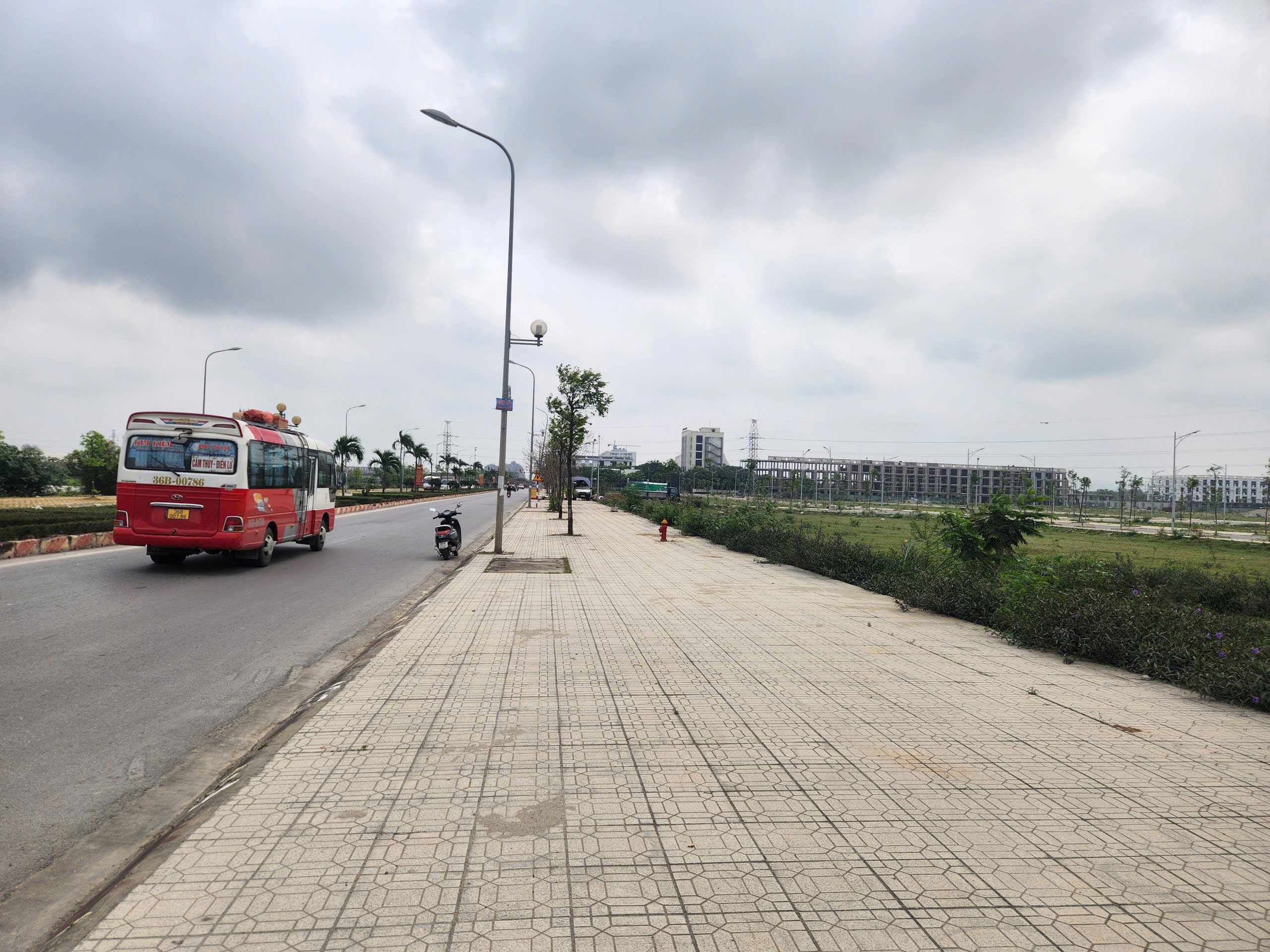 Đất mặt đường đôi Trịnh Kiểm mbqh3791 - 92,6m², mt 5m, đường 16m vỉa hè 6m, giá 5.6 tỷ