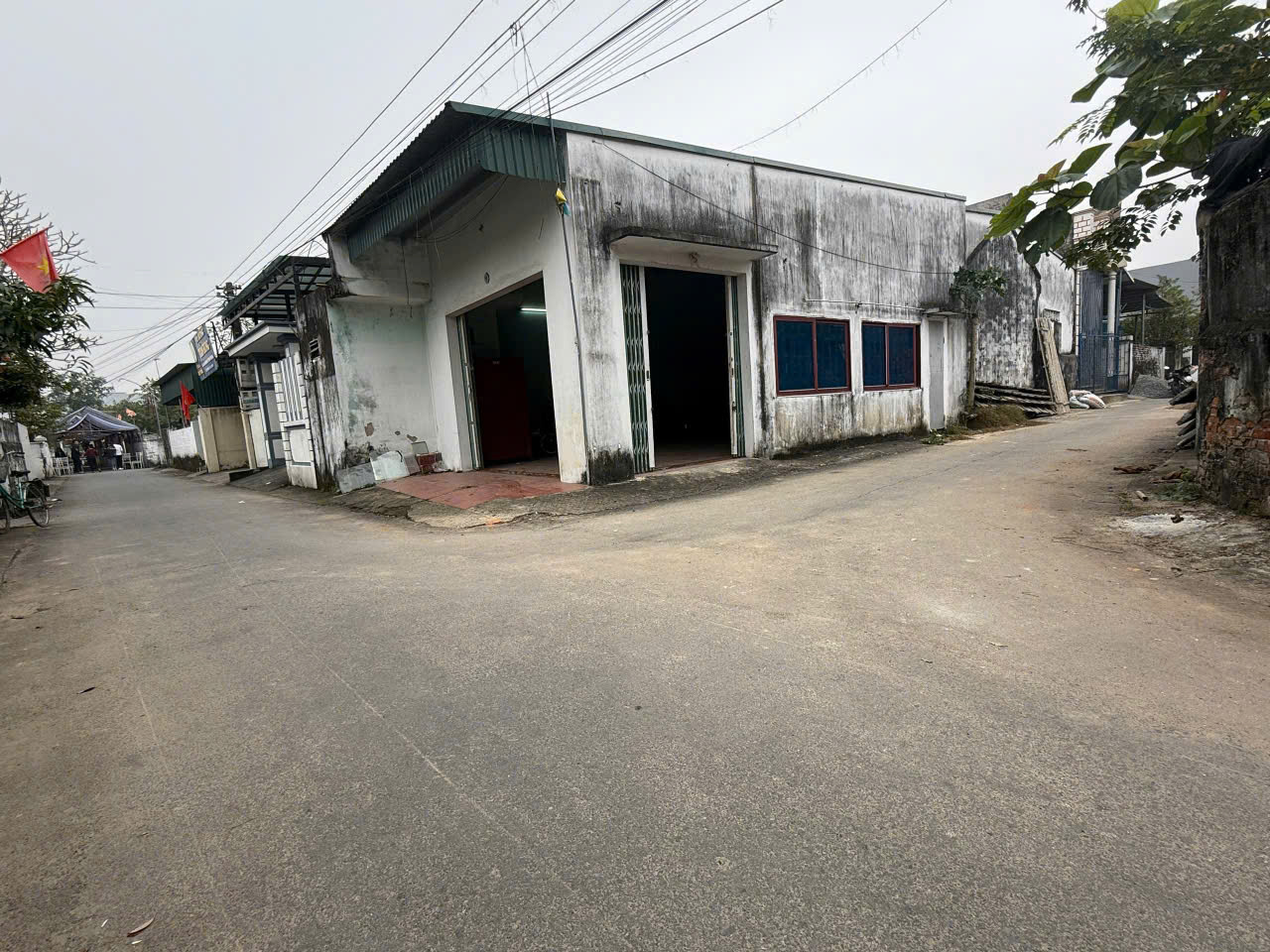 Bán đất trung tâm thị trấn Quán Lào 200m2, mặt tiền 11m, gần quảng trường Bà Triệu - giá 2,35 tỷ