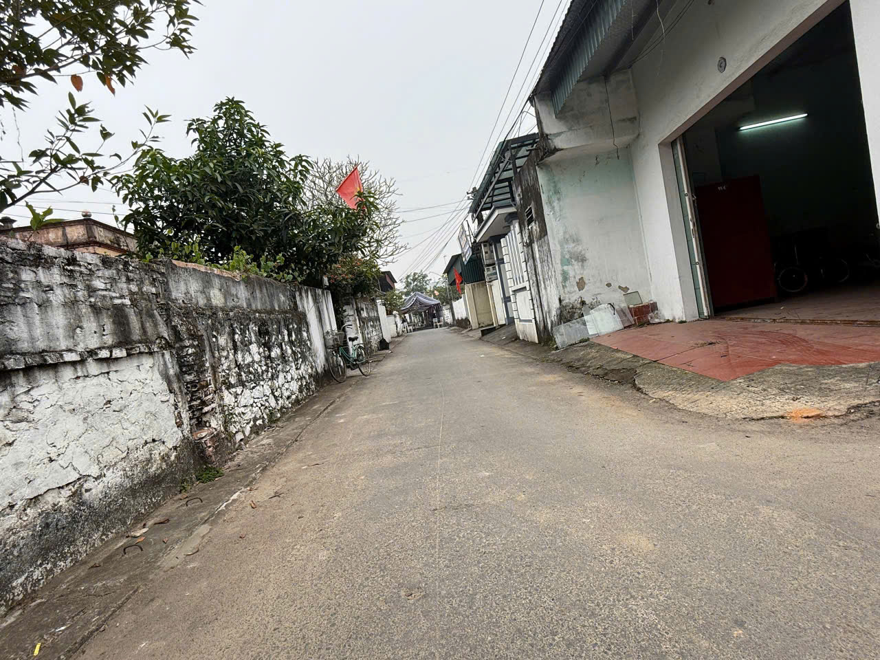 Bán đất trung tâm thị trấn Quán Lào 200m2, mặt tiền 11m, gần quảng trường Bà Triệu - giá 2,35 tỷ