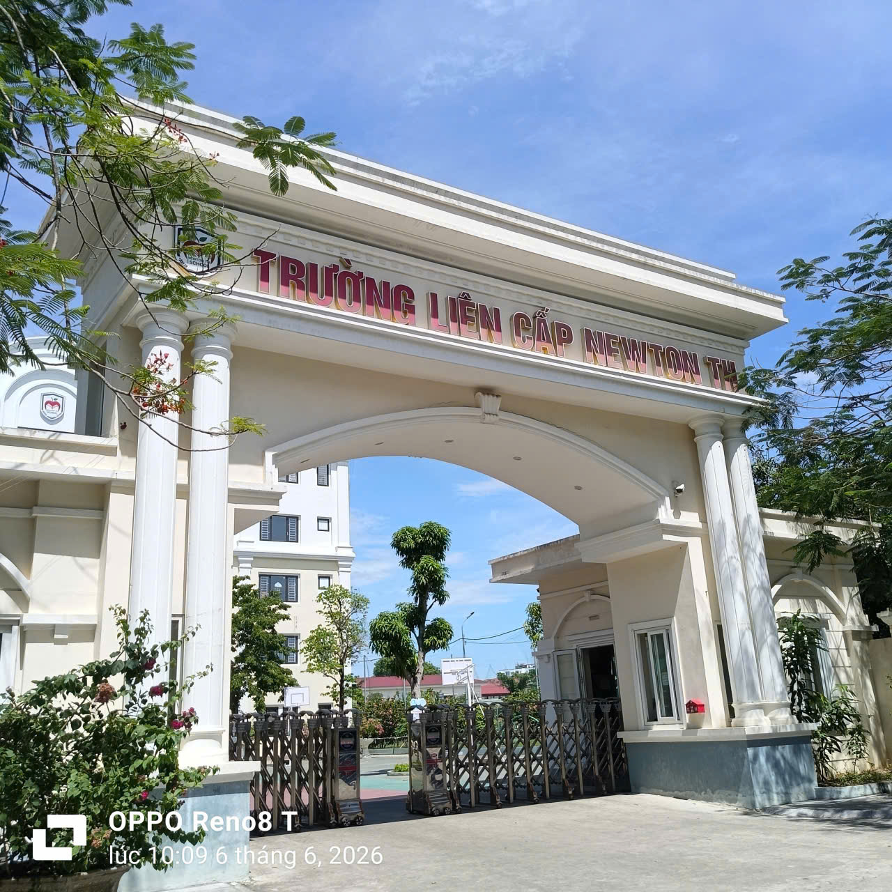 Nhà 2,5 tầng đầu ve 103,5m² ngay cổng trường Newton, khu Bình Minh, giá 9,6 tỷ