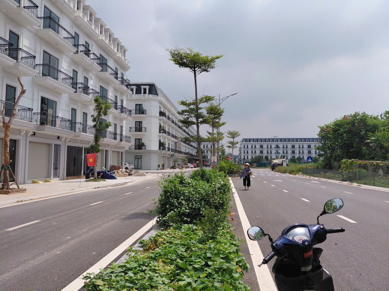 Bán nhà 4 tầng 1 tum MB Hồ Sen 90m² view Trường Liên cấp Newton, gần Aeon Mall, giá 8 tỷ xx