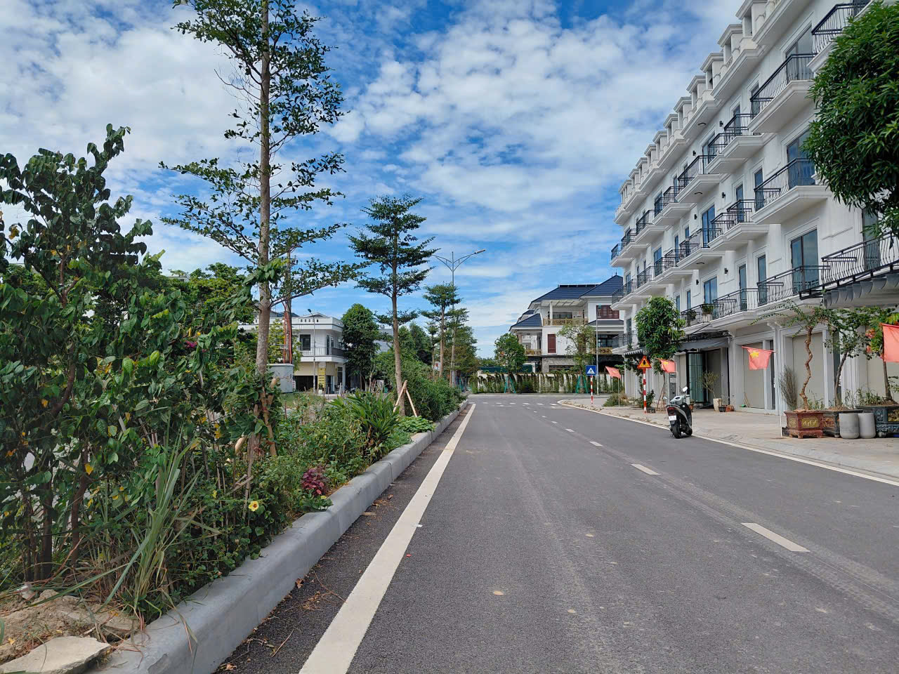 Bán nhà 4 tầng 1 tum MB Hồ Sen 90m² view Trường Liên cấp Newton, gần Aeon Mall, giá 8 tỷ xx