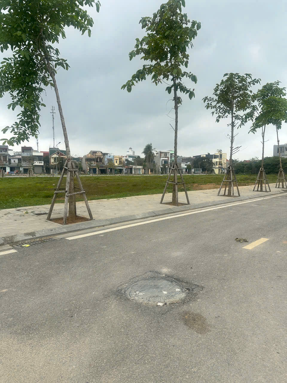 Bán đất 100m2 mặt tiền 4m tại phố 2, Quảng Hưng, sau nhà hàng Vũ Bảo, gần KCN Lễ Môn giá 2,5 tỷ