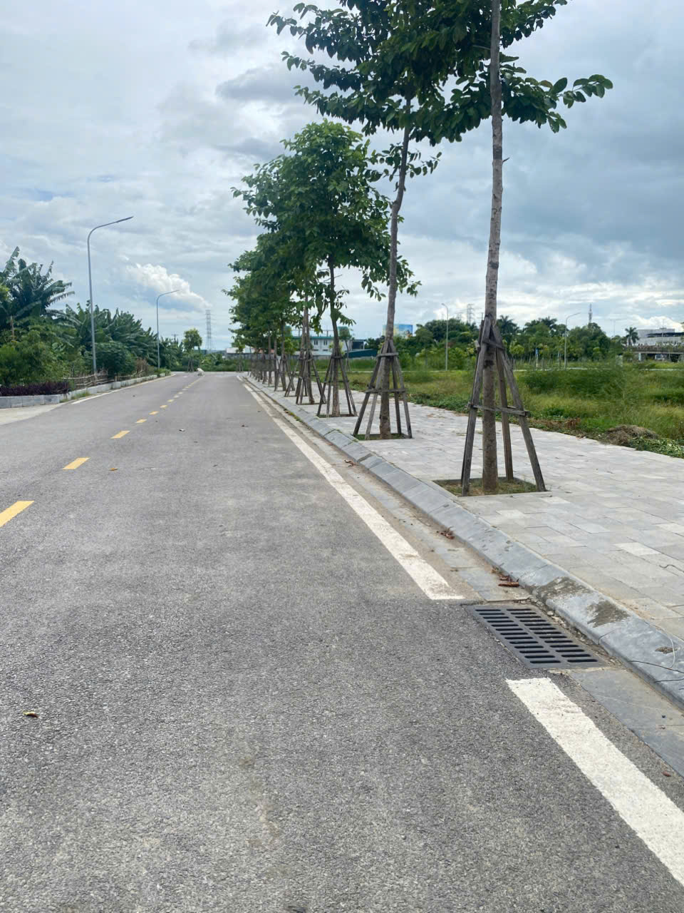 Bán đất 100m2 mặt tiền 4m tại phố 2, Quảng Hưng, sau nhà hàng Vũ Bảo, gần KCN Lễ Môn giá 2,5 tỷ