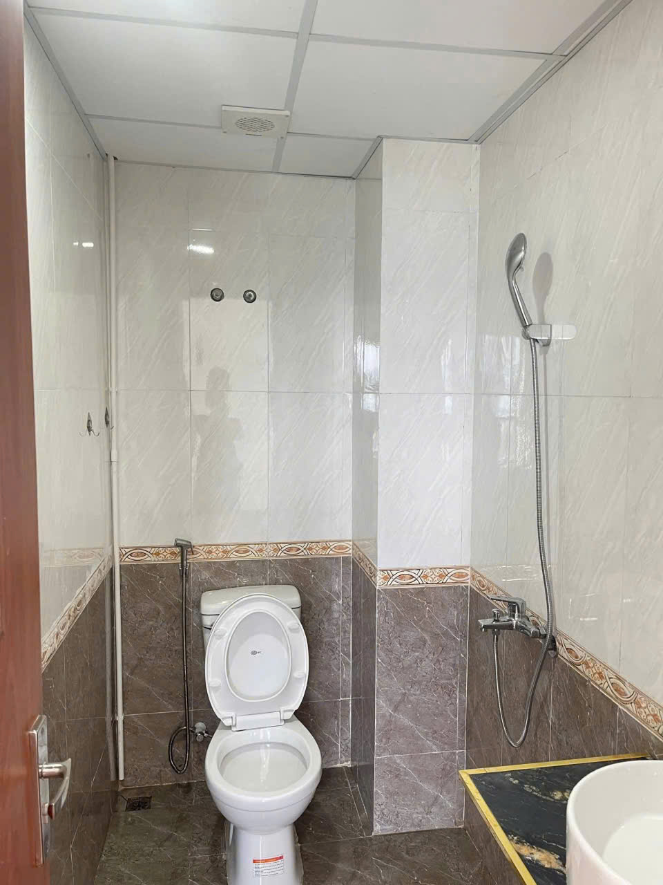 Bán căn hộ 61m2 2PN tại Chung cư 379 Đông Hương, ban công Đông Nam, sổ hồng