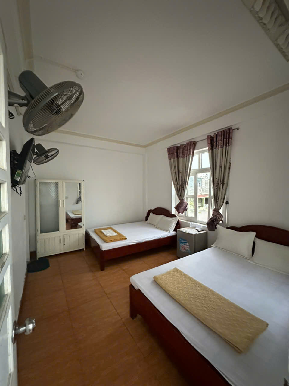 Bán khách sạn 27 phòng mặt tiền Lê Thánh Tông Sầm Sơn, 180m2, doanh thu 1 tỷ/năm