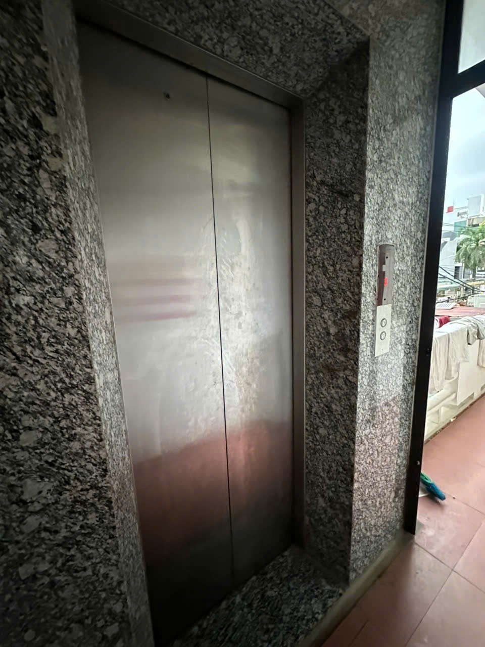 Bán khách sạn 27 phòng mặt tiền Lê Thánh Tông Sầm Sơn, 180m2, doanh thu 1 tỷ/năm