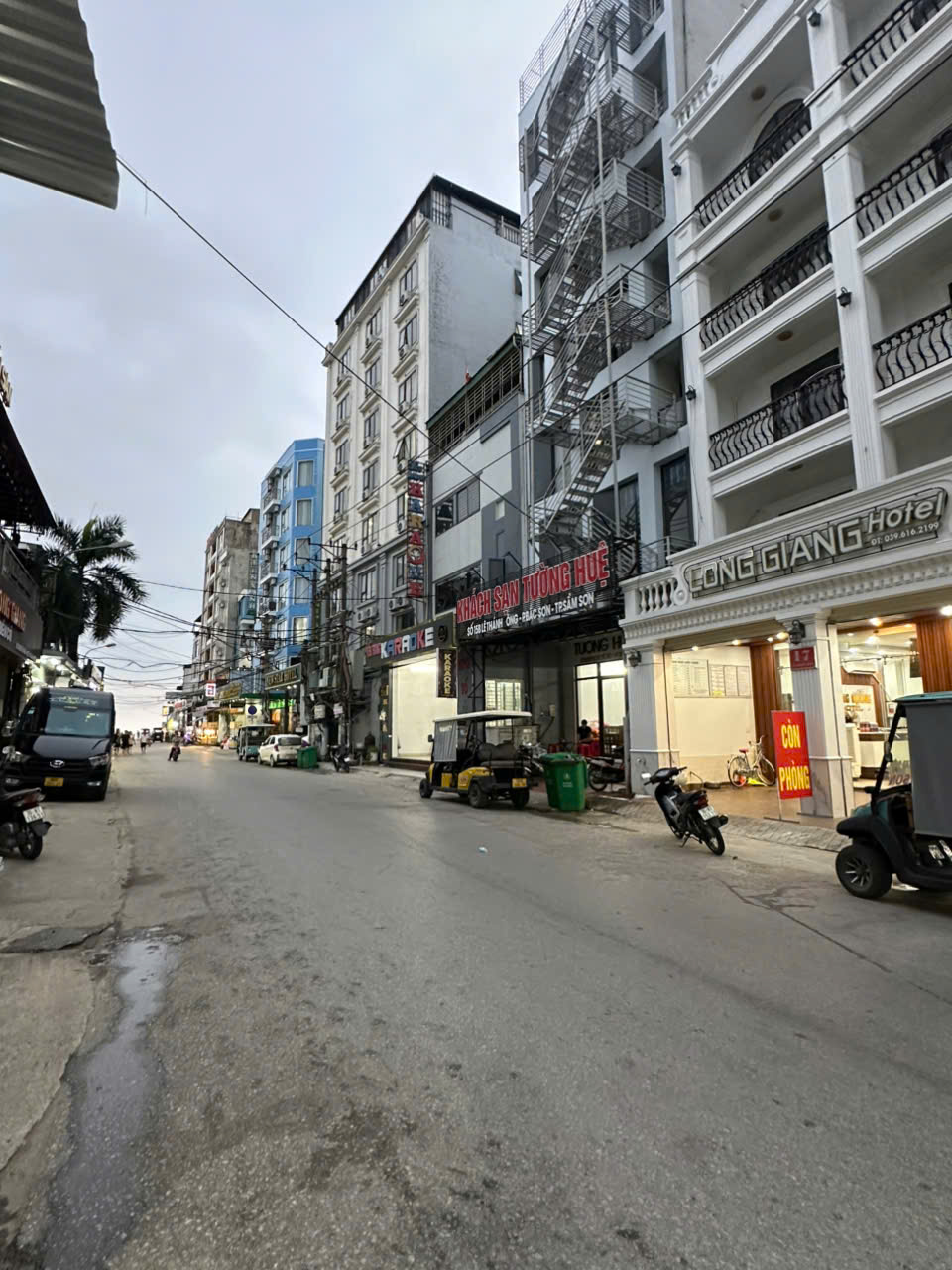 Bán khách sạn 27 phòng mặt tiền Lê Thánh Tông Sầm Sơn, 180m2, doanh thu 1 tỷ/năm