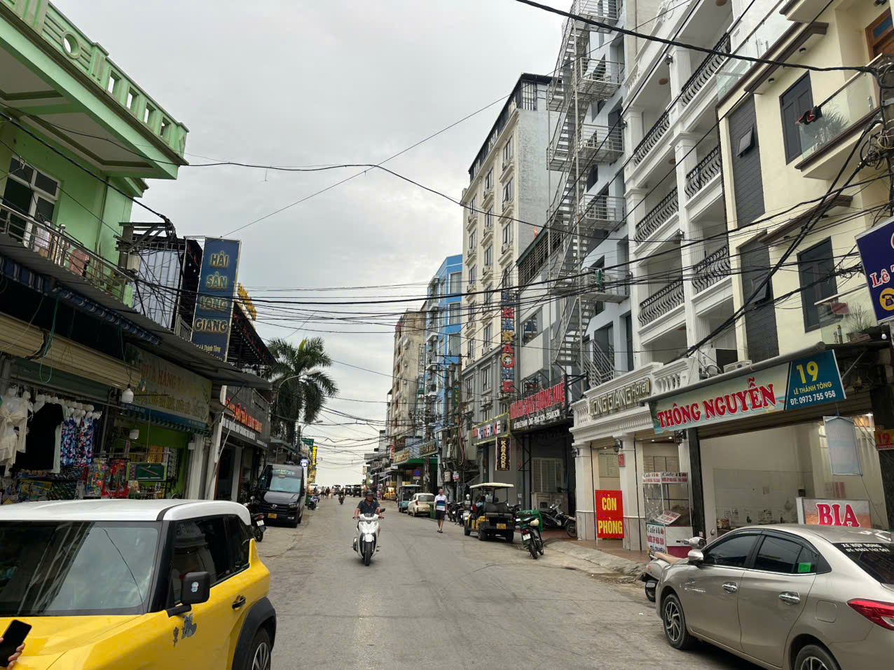 Bán khách sạn 27 phòng mặt tiền Lê Thánh Tông Sầm Sơn, 180m2, doanh thu 1 tỷ/năm