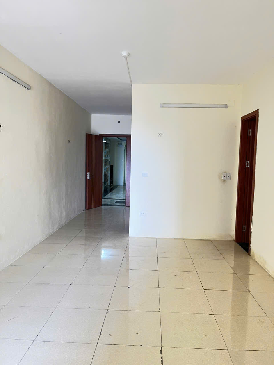 Bán căn hộ 61m2 Chung cư 379 Đông Hương, 2PN 2WC, sổ hồng, giá 1.2 tỷ
